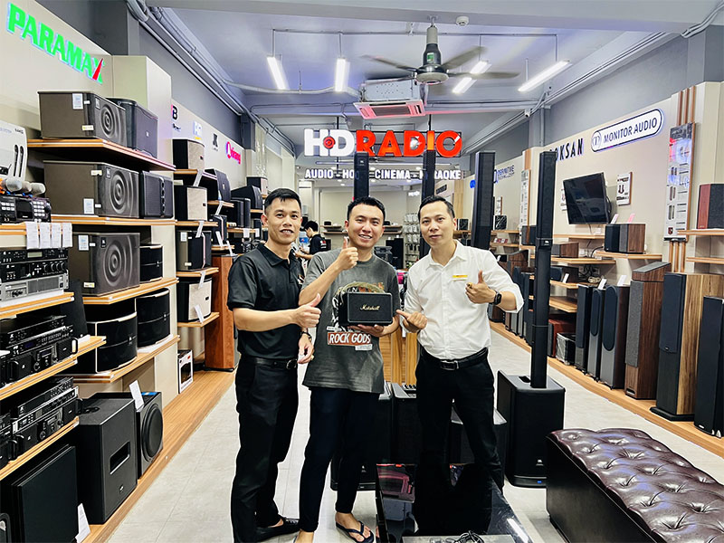 khách hàng mua loa Marshall Kilburn 2