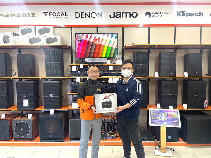 Khách hàng mua loa Marshall Kilburn 2 tại HDRadio