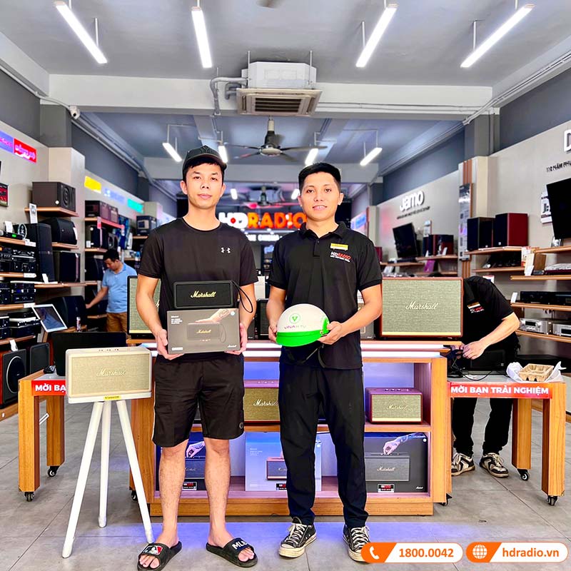 khách hàng mua loa Marshall Middleton tại HDRadio