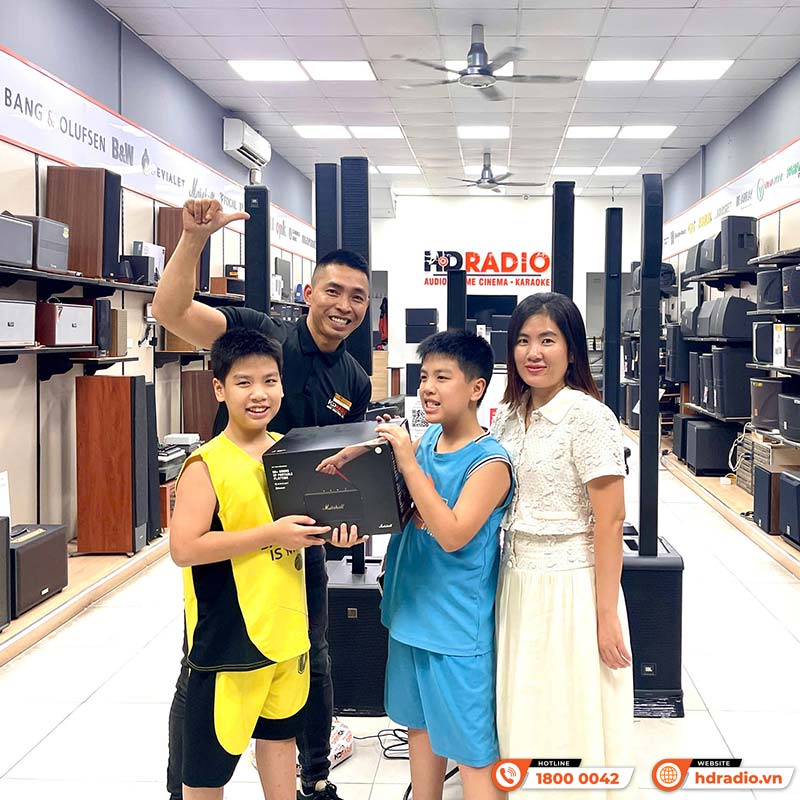 khách hàng mua loa marshall kilburn 3