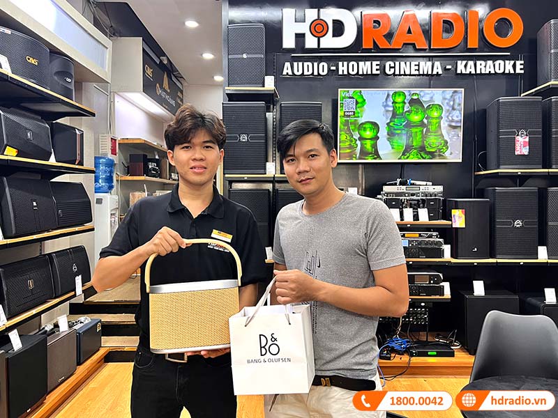 Khách hàng mua loa B&O Beosound A5 chính hãng tại HDRadio