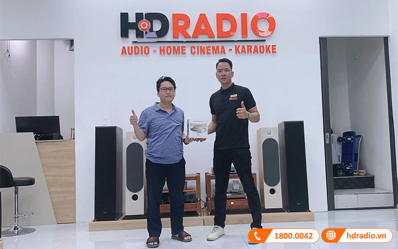 khách hàng tin tưởng mua loa Beosound A1 tại cửa hàng HDRadio