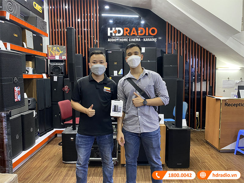 khách hàng mua loa Beosound Explore tại cửa hàng HDRadio