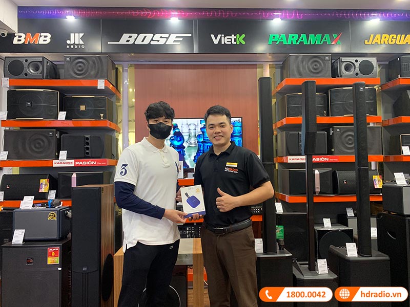 Khách hàng mua loa Harman Kardon Neo tại HDRadio