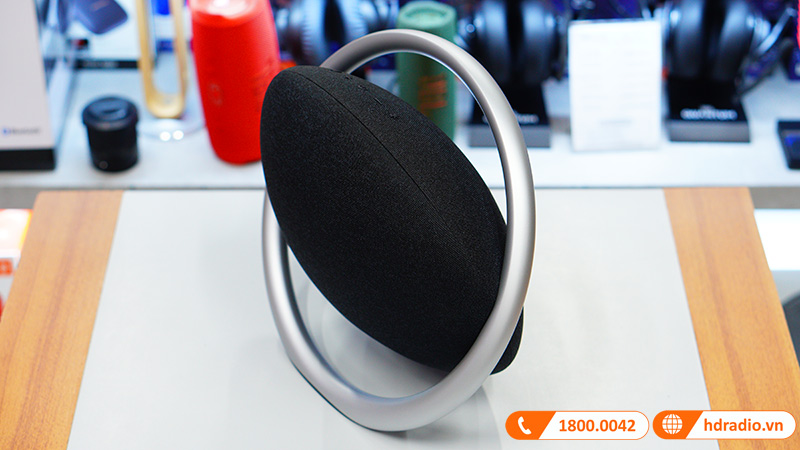 mặt bên Loa di động H/K Onyx Studio 8 màu đen