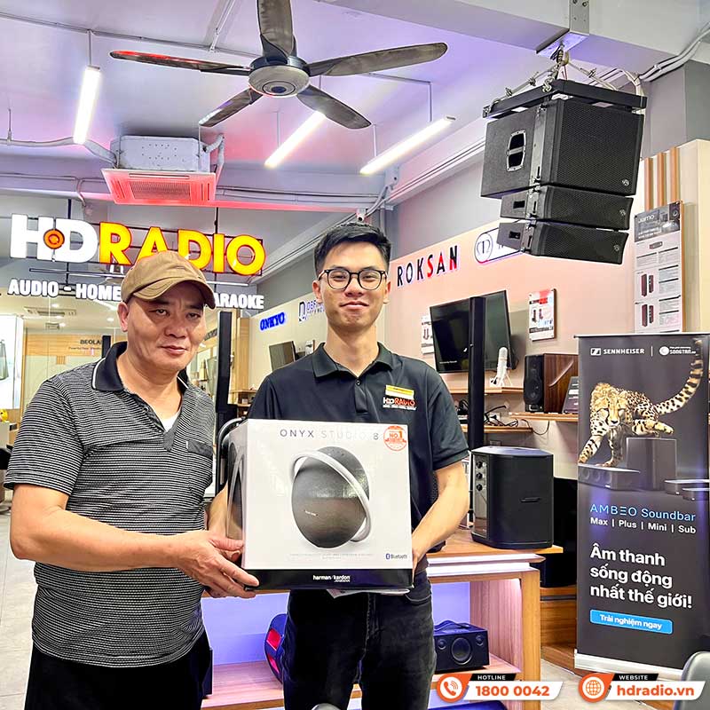 khách hàng mua loa Harman Kardon Onyx Studio 8 chính hãng tại hdradio