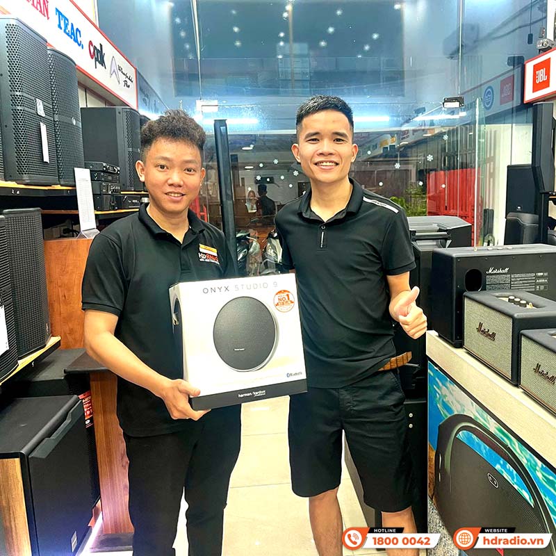 khách hàng mua loa Harman Kardon Onyx Studio 9