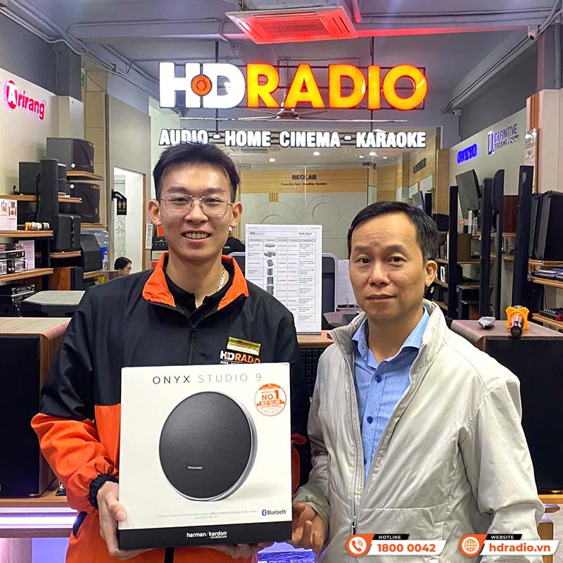 Khách hàng chọn mua loa Harman Kardon Onyx Studio 9 chính hãng tại HDRadio