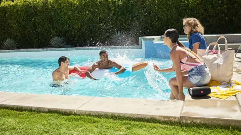 loa bluetooth jbl charge 4 sử dụng ở tiệc bể bơi