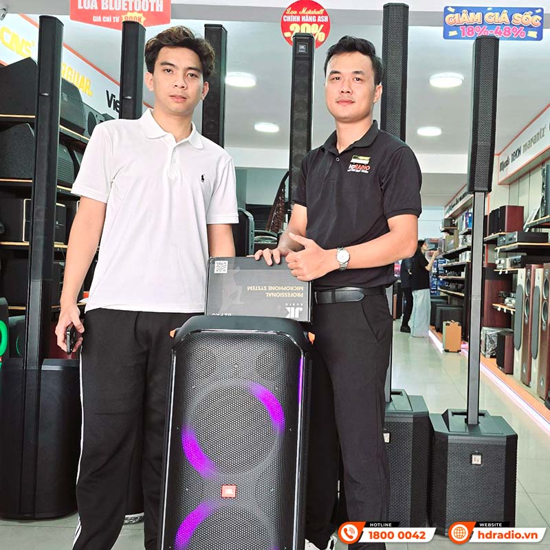 khách hàng mua loa JBL Partybox 710