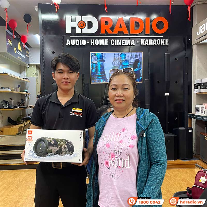 khách hàng mua loa JBL Xtreme 3 chính hãng tại cửa hàng HDRadio