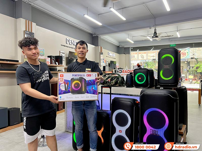 khách hàng mua loa JBL chính hãng ở hdradio