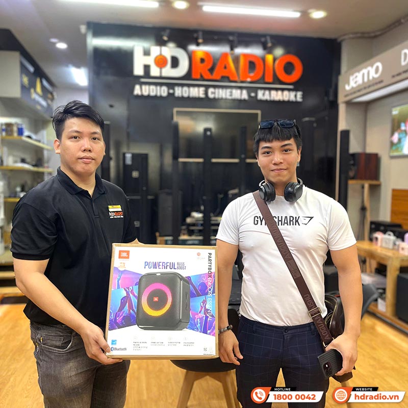khách hàng mua loa jbl partybox encore essential chính hãng