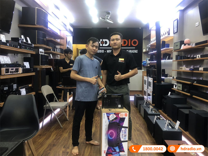khách hàng mua loa PartyBox On The Go tại HDRadio