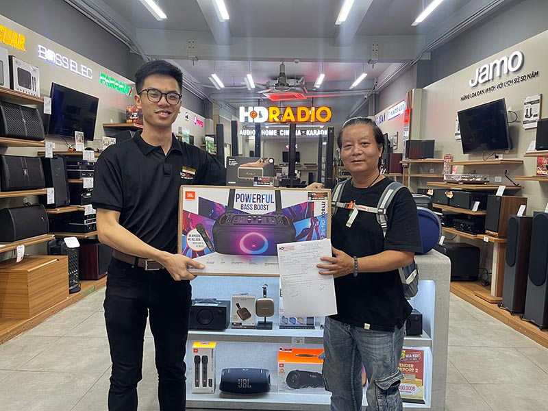 khách hàng mua loa PartyBox On The Go tại HDRadio