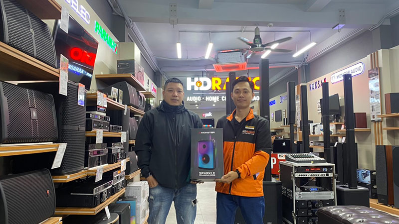 Khách hàng mua Loa Monster Sparkle tại HDRadio