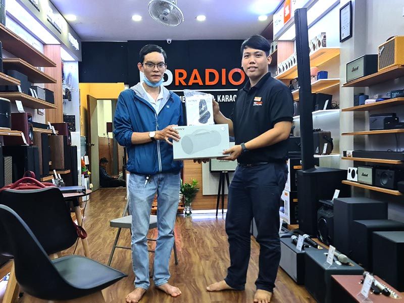 khách hàng mua loa Sony SRS-XG300 và tai nghe SONY WH-CH520 tại hdradio