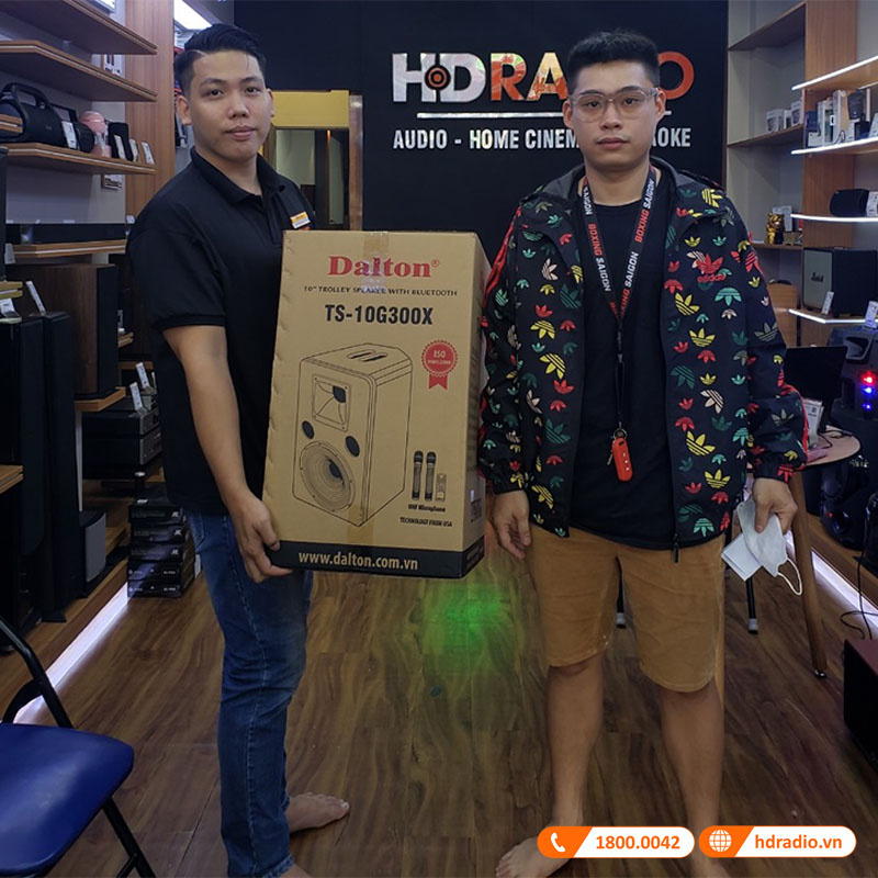 khách hàng mua loa Dalton TS-10G300X tại cửa hàng HDRadio