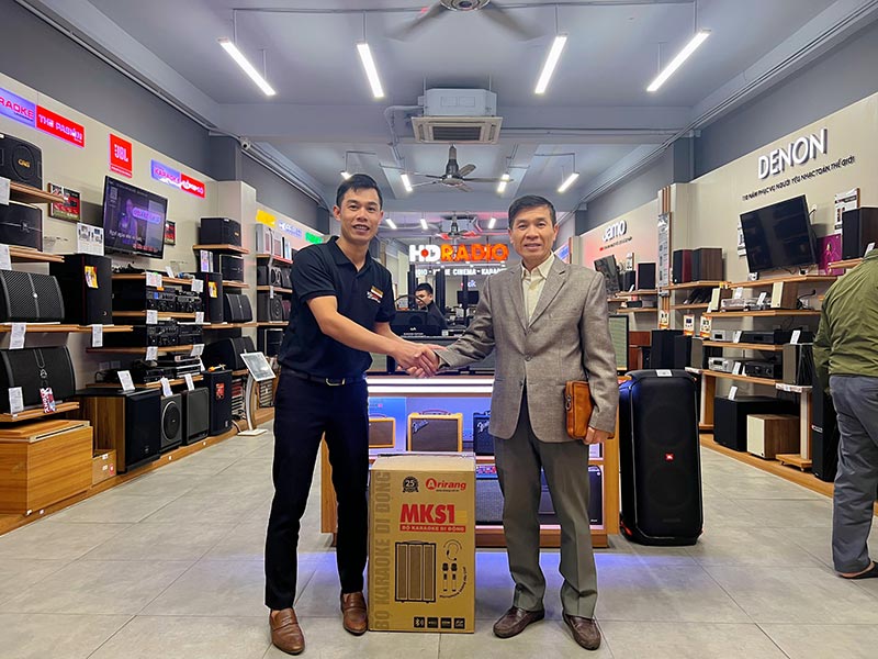 Khách hàng mua Loa Ariang MKS1 tại HDRadio Khách hàng mua Loa Ariang MKS1 tại HDRadio