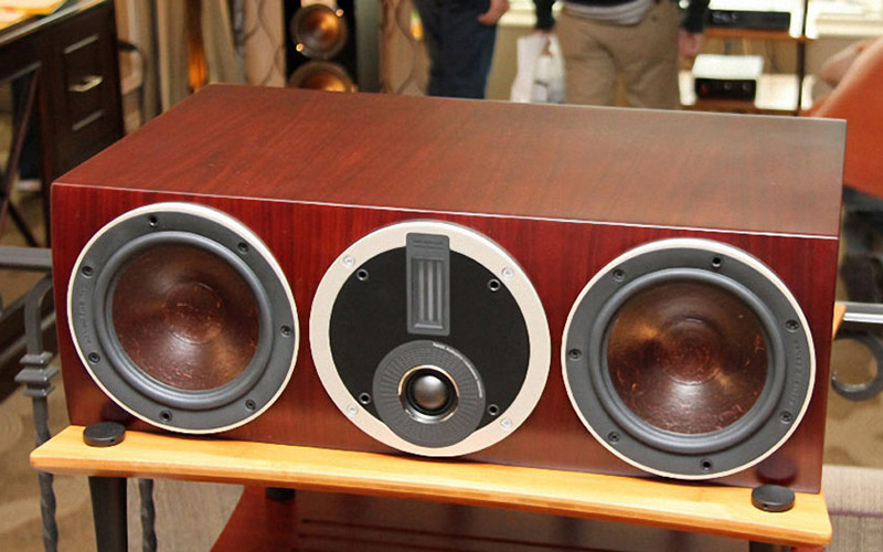 Chan de cao su nham han che su tiep xuc mat duoi loa voi san