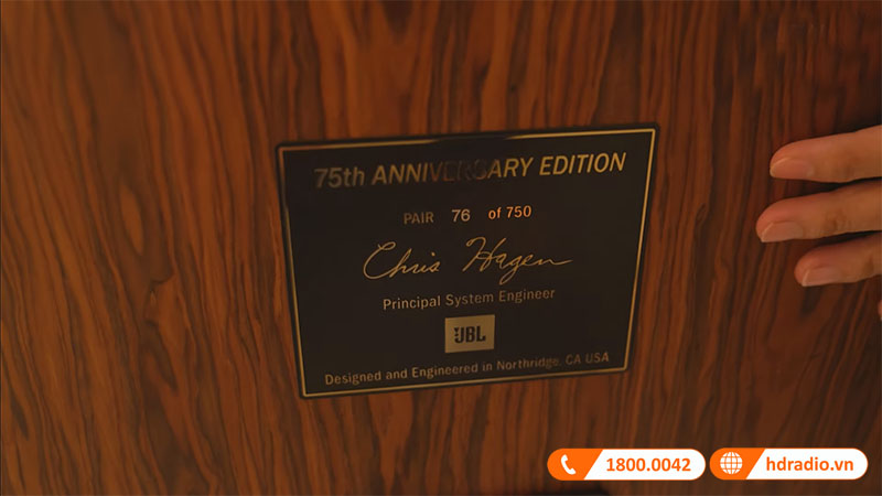 tấm biển có chữ ký của kỹ sư thiết kế chính - Chris Hagen