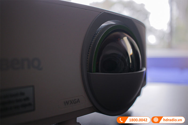 sử dụng thấu kính thủy tinh