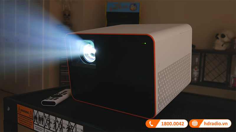 ống kính sử dụng 4 đèn LED tỏa sáng với độ sáng tối đa 3000 ANSI lumen