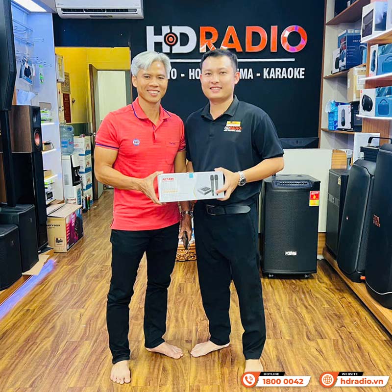 khách hàng mua vang số chỉnh cơ kèm micro Acnos Mi30U Pro tại HDRadio