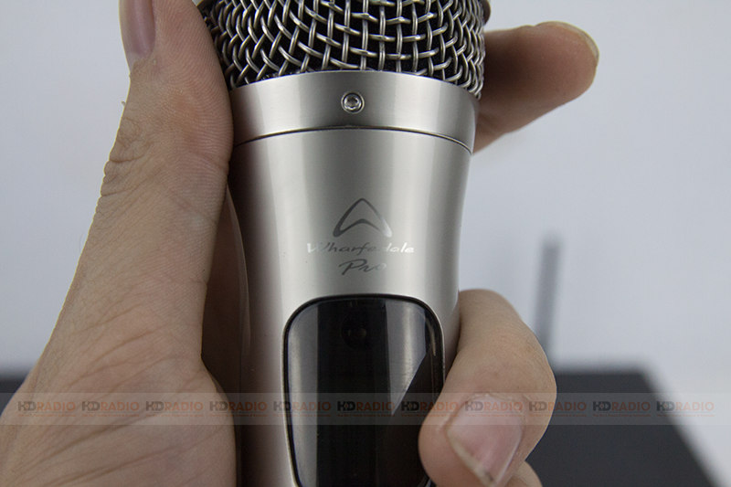 LOGO hãng wharfedale trên tay cầm micro WF-800T