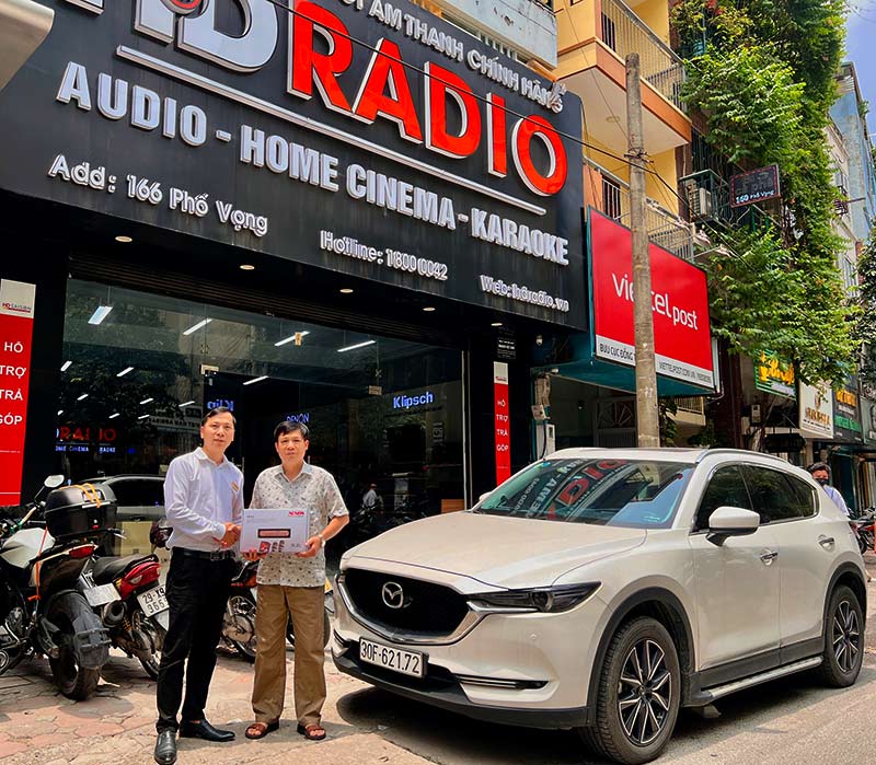 Khách hàng mua vang số chỉnh cơ tại cửa hàng HDRadio