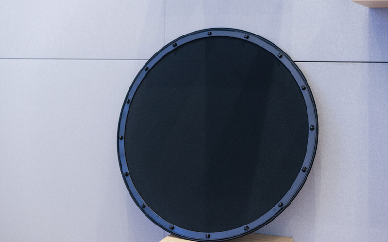 mặt sau của ê căng