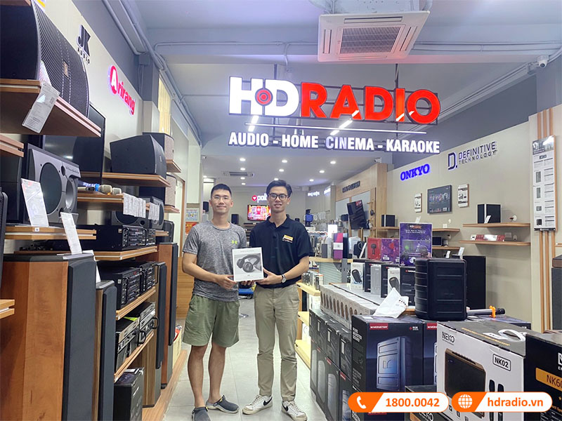 khach-hang-mua-tai-nghe-BangOlufsen-Beoplay-HX tại HDRadio