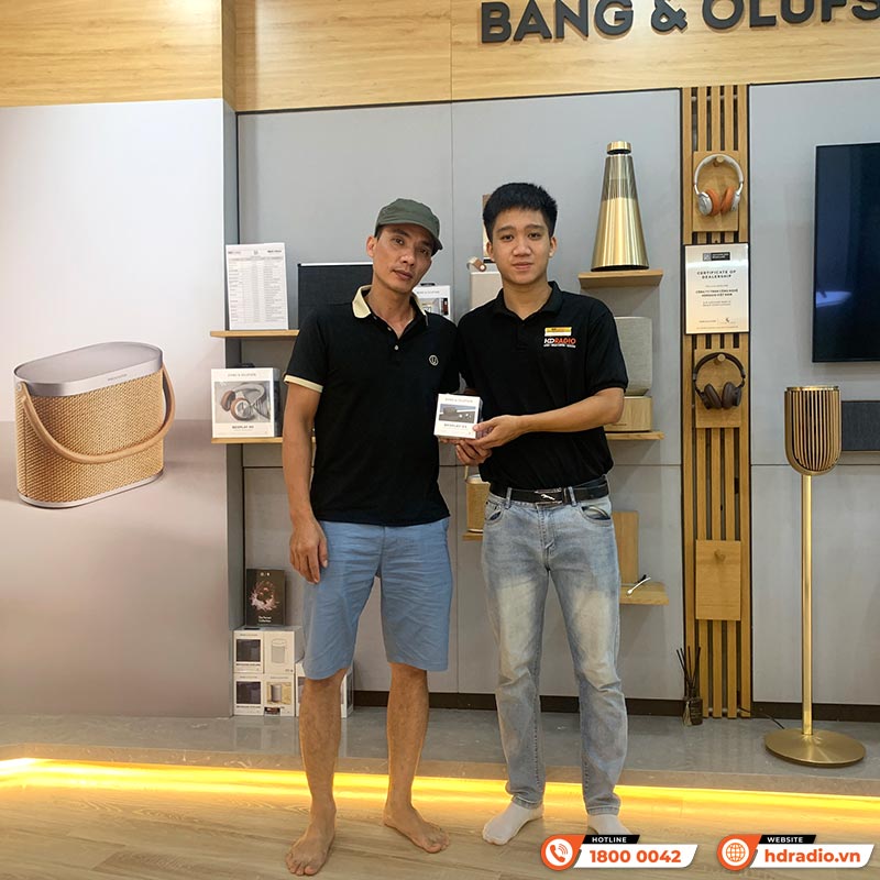 khách hàng mua tai nghe B&O Beoplay EX chính hãng tại hdradio