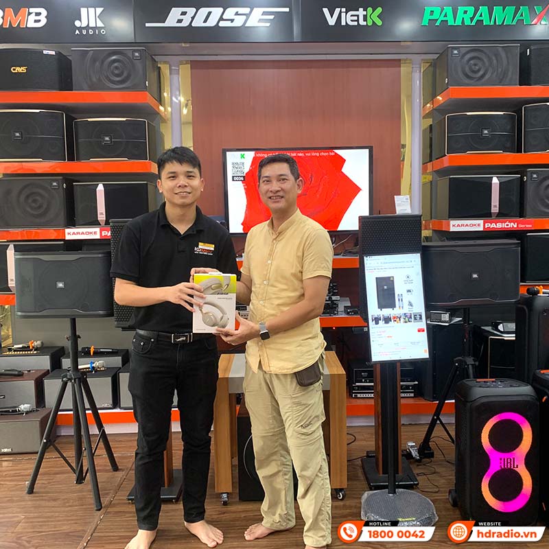 khách hàng mua Tai nghe Bose QuietComfort Ultra chính hãng tại hdradio