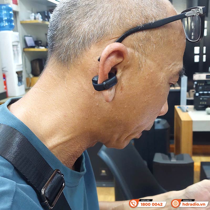 khách hàng trải nghiệm mua tai nghe Bose Ultra Open Earbuds tại hdradio