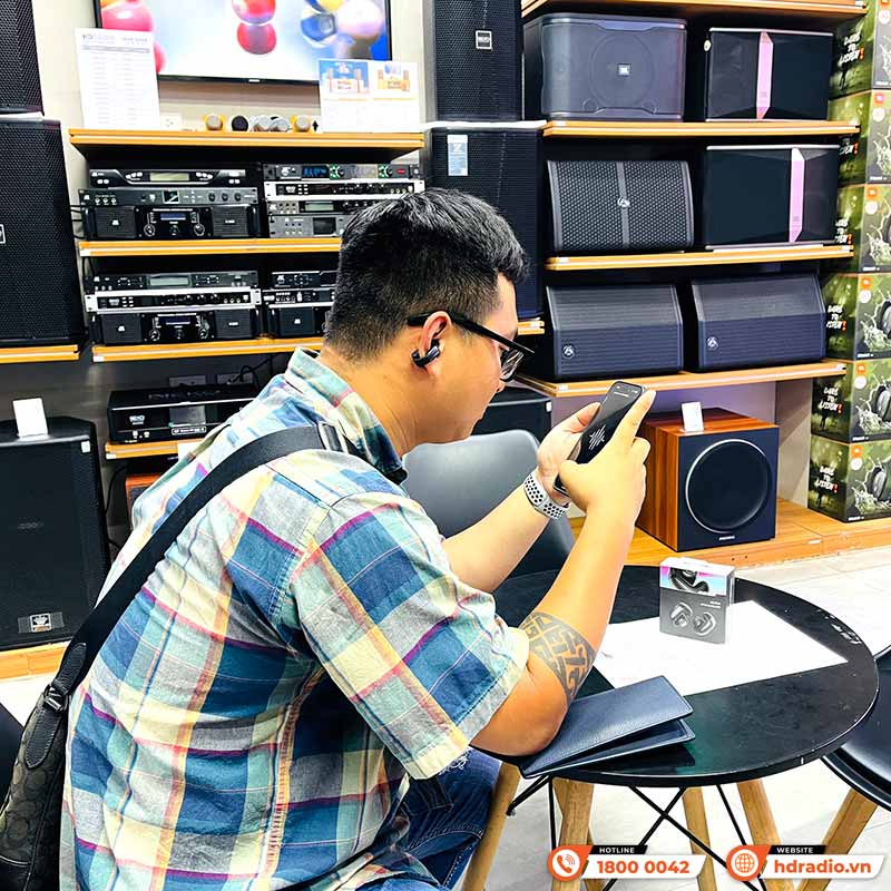 khách hàng trải nghiệm tai nghe Bose Ultra Open Earbuds