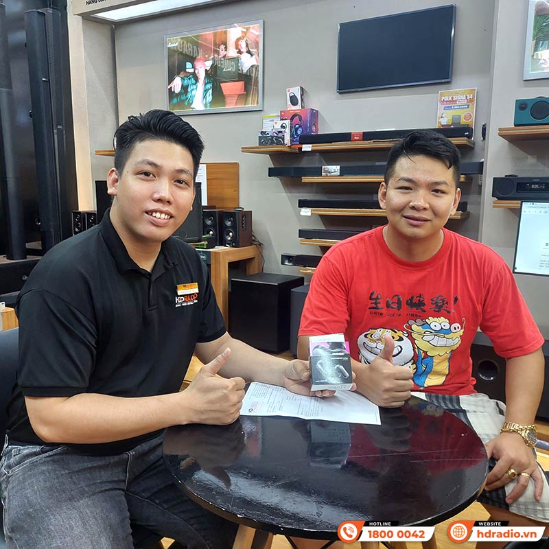 khách hàng mua tai nghe không dây Bose QuietComfort Ultra Earbuds