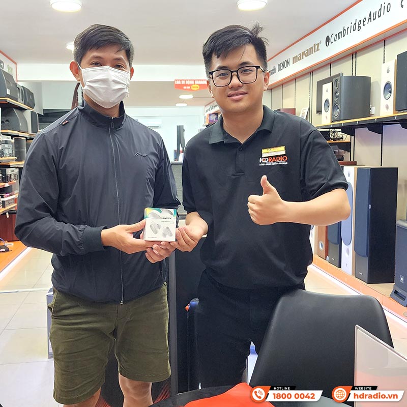khách hàng mua tai nghe không dây Bose QuietComfort Ultra Earbuds tại hdradio