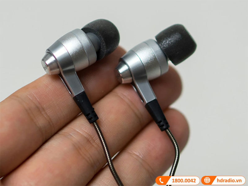 Trở kháng thấp 16 Ohm, độ nhạy 110dB/mW và cáp OFC