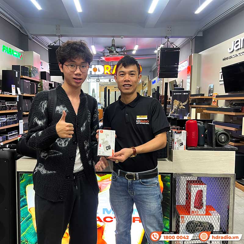 khách hàng mua tai nghe JBL Tour PRO 2 tại hdradio
