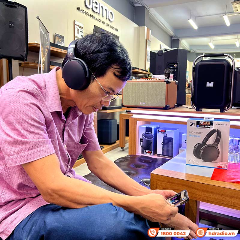 khách hàng trải nghiệm tai nghe Sennheiser HD 450BT