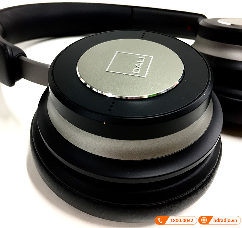 Logo Dali Nổi Bật Trên Tai Nghe Dali IO-4