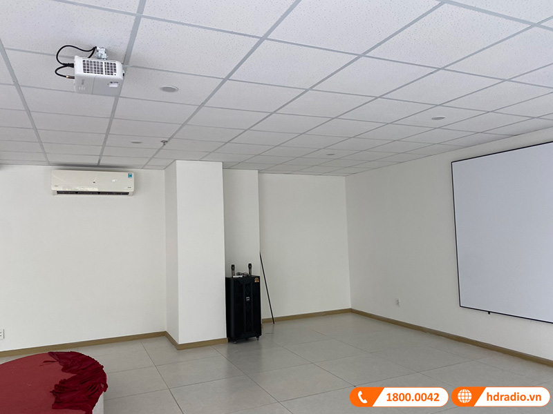 Lắp máy chiếu Viewsonic và loa Ariang trong phòng học tại anh Tuấn ở Tân Bình, Sài Gòn