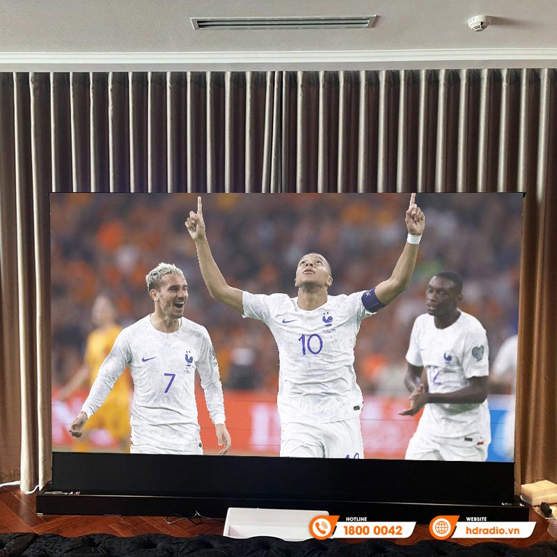 Hệ thống trình chiếu phục vụ mùa Euro 2025 của anh Tuấn ở Quận Tây Hồ, Hà Nội