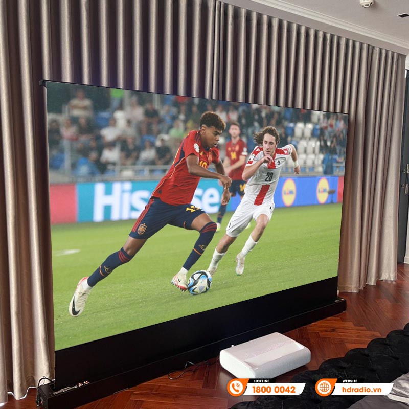 Hệ thống trình chiếu phục vụ mùa Euro 2025 của anh Tuấn ở Quận Tây Hồ, Hà Nội