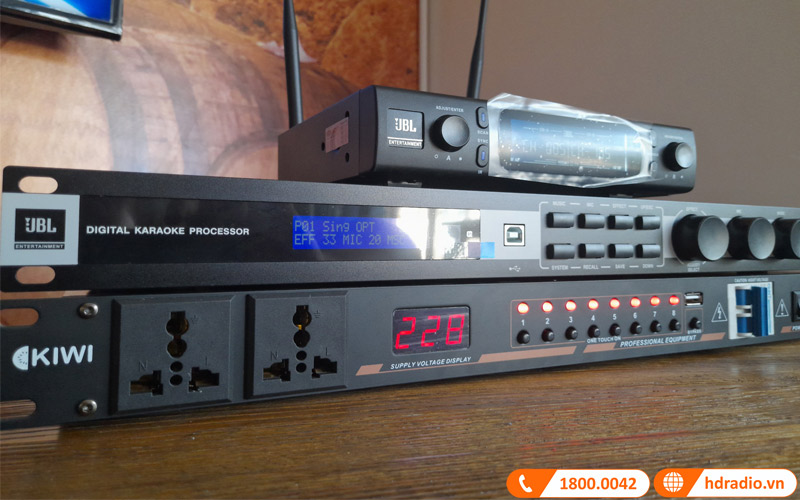 micro jbl vm300 trong dan karaoke nha anh tung