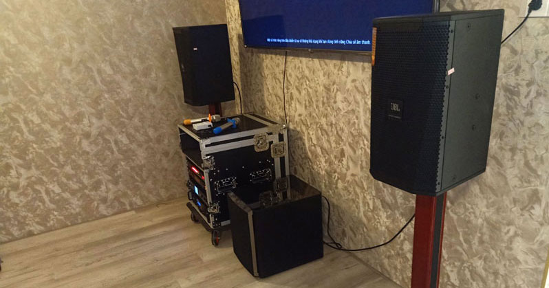 Lắp dàn karaoke anh Vinh ở Bình Tân, Hồ Chí Minh (Loa JBL KPS1 Chính Hãng, Cục công suất JKAudio H2800, Vang số JKaudio X8000, Micro không dây JKAudio B5 Plus, Loa Sub JBL Studio 260P, Quản lý nguồn KIWI S802A, Tủ rack 12U)