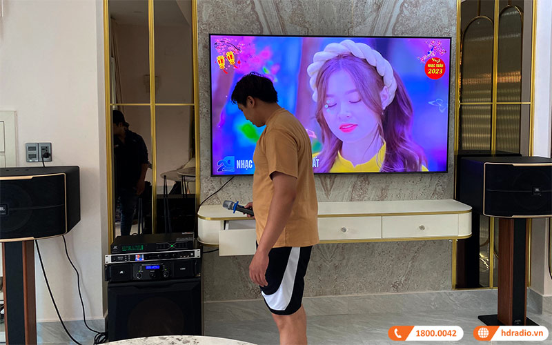 Dan karaoke gia dinh chi Ngoc