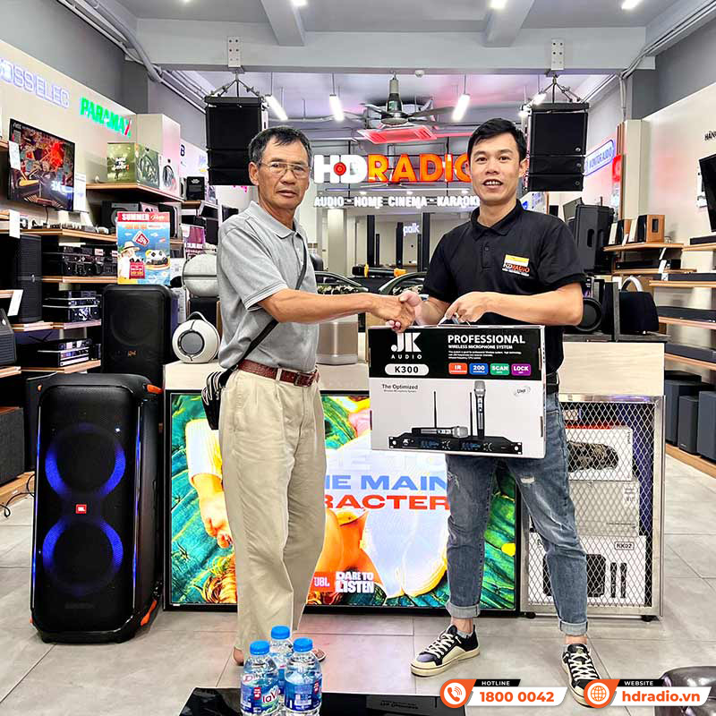 Khách hàng mua sắm trực tiếp tại showroom 