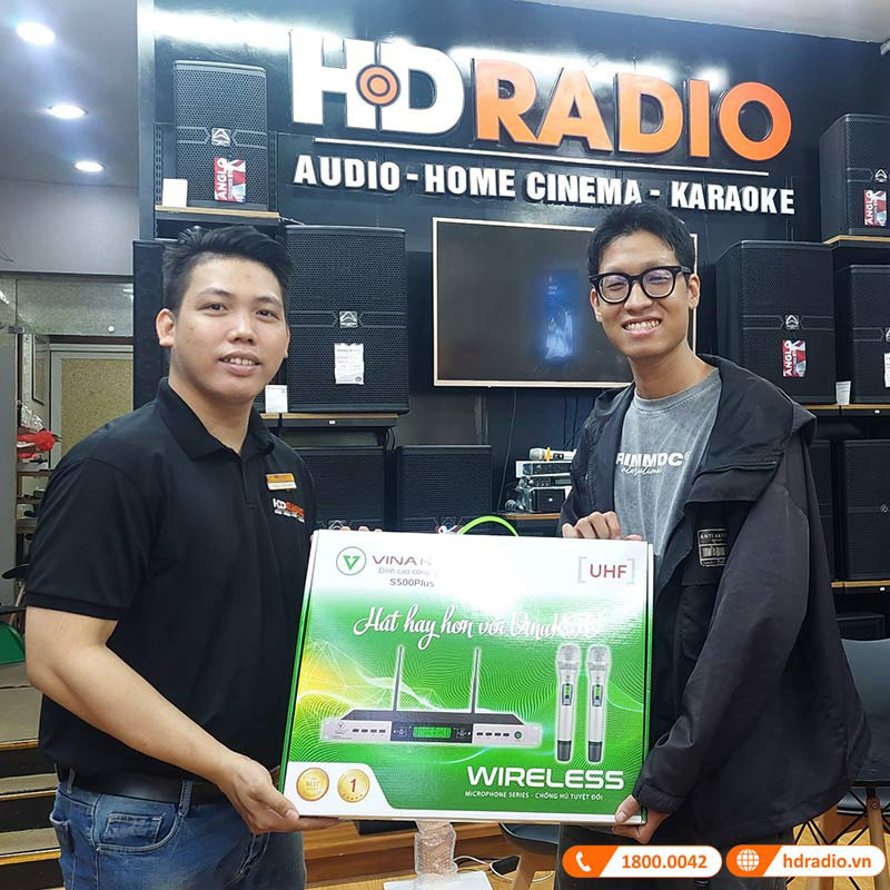 Khách hàng mua sắm trực tiếp tại showroom 